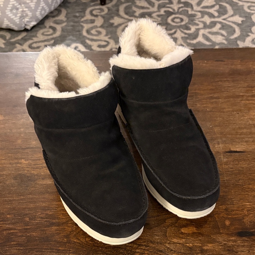 Sperry Black Suede Boots with Cream Fur Lining